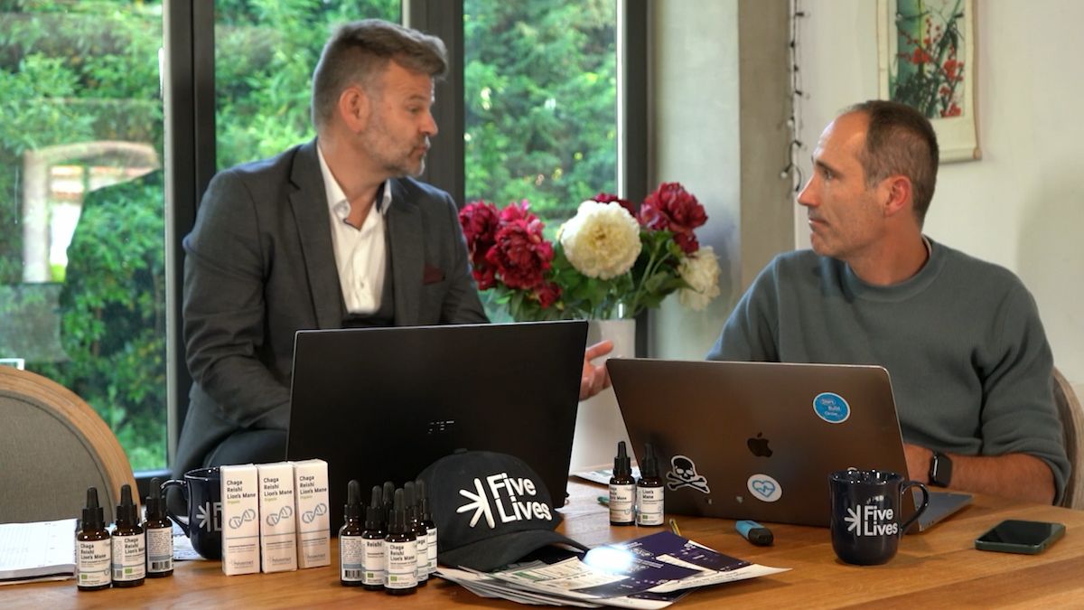 Charger la vidéo: Dans cette discussion entre les fondateurs de Polyextract et Five Lives, découvrez comment la thérapie digitale et la supplémentation à base de champignons fonctionnels s’unissent pour soutenir le bien être cognitive.